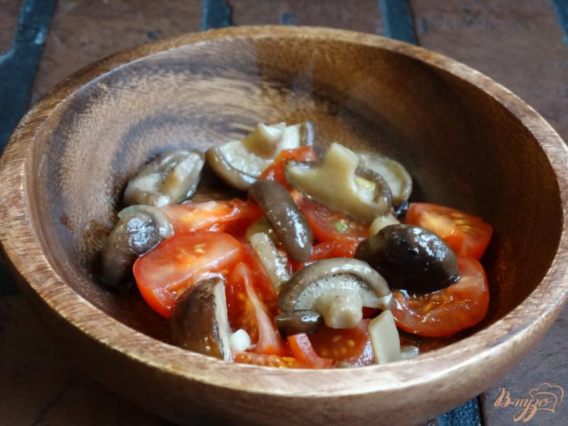 Фото приготовление рецепта: Салат со шпинатом и шиитаке шаг №2