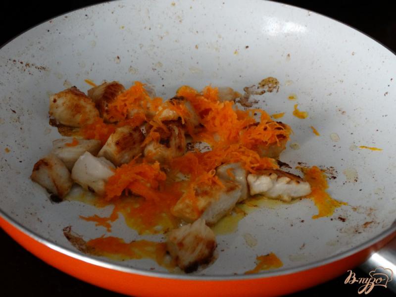 Фото приготовление рецепта: Куриное филе с кус-кусом на сковороде шаг №2