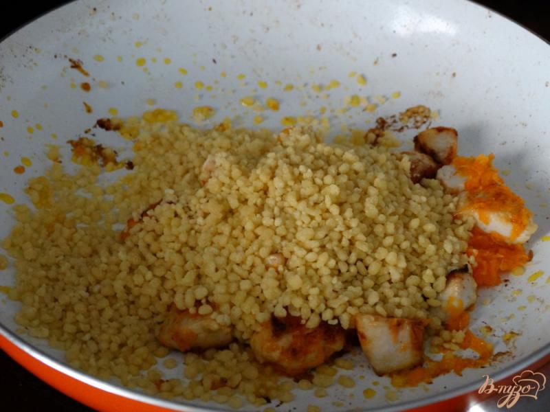Фото приготовление рецепта: Куриное филе с кус-кусом на сковороде шаг №3