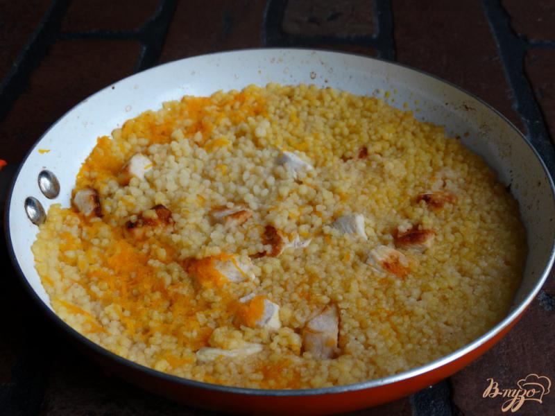 Фото приготовление рецепта: Куриное филе с кус-кусом на сковороде шаг №5