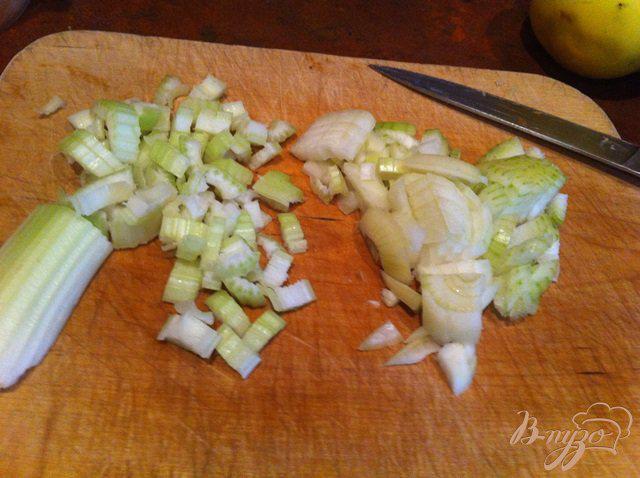 Фото приготовление рецепта: Салат из квашеной капусты шаг №2