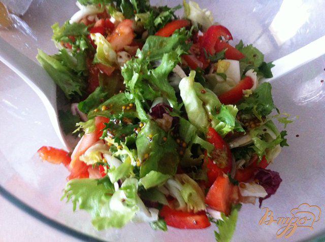 Фото приготовление рецепта: Салат овощной «А-ля шопский» шаг №7