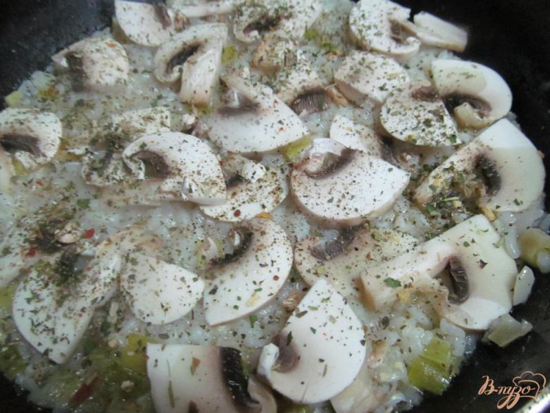 Фото приготовление рецепта: Рис с грибами под брынзой шаг №5