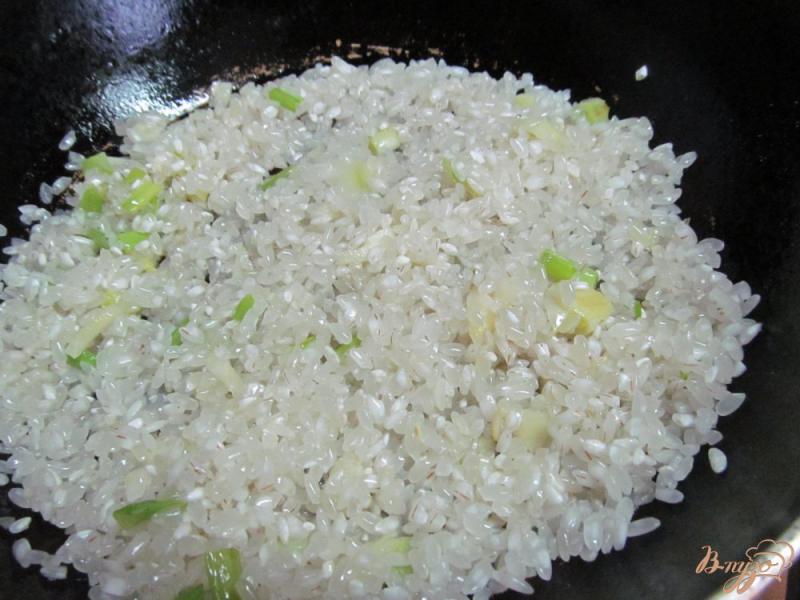 Фото приготовление рецепта: Рис с грибами под брынзой шаг №2