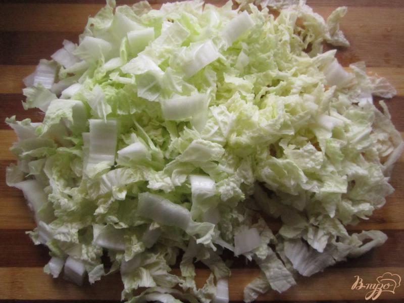 Фото приготовление рецепта: Салат с кукурузой и копчеными колбасками шаг №3