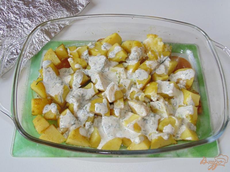 Фото приготовление рецепта: Картофель в сметане с твердым сыром и зеленью шаг №4