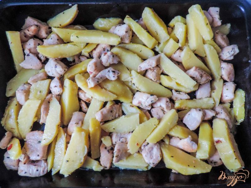 Фото приготовление рецепта: Картофельная запеканка с курицей под сметанным соусом шаг №5