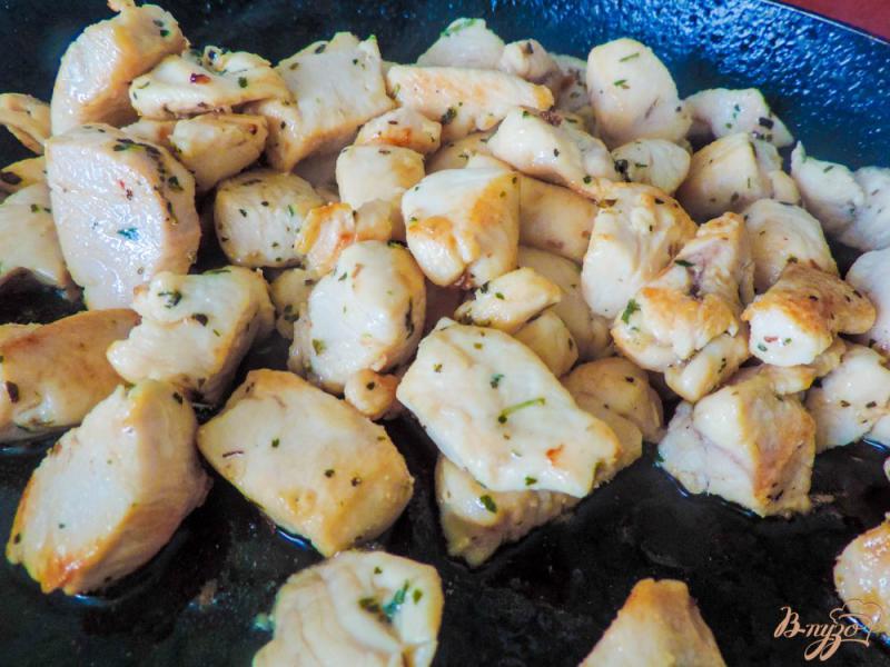 Фото приготовление рецепта: Картофельная запеканка с курицей под сметанным соусом шаг №4
