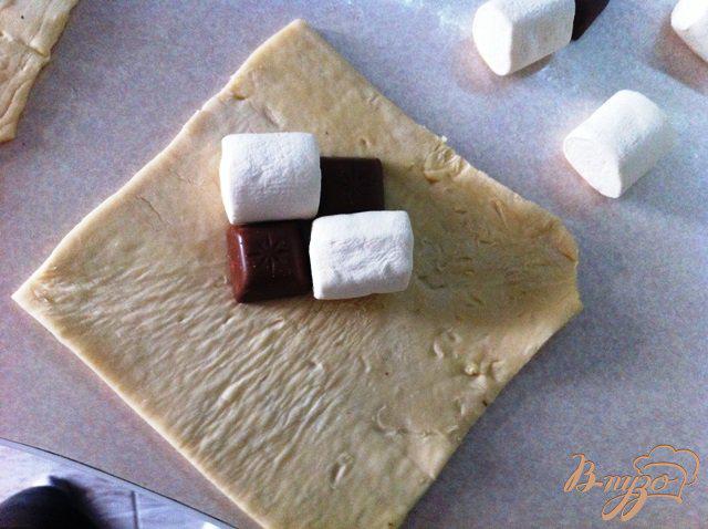 Фото приготовление рецепта: Слоеные треугольнички с маршмеллоу и шоколадом шаг №2