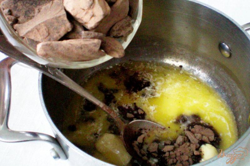Фото приготовление рецепта: Домашний шоколадный трюфель с добавлением виски шаг №4