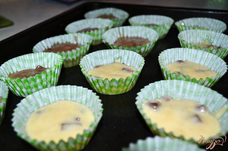 Фото приготовление рецепта: Маффины с кусочками шоколада шаг №6