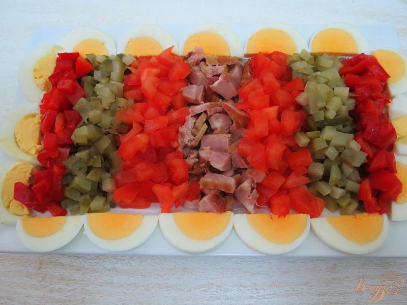 Фото приготовление рецепта: Салат из помидоров, перца, маринованых огурцов и ветчины шаг №8