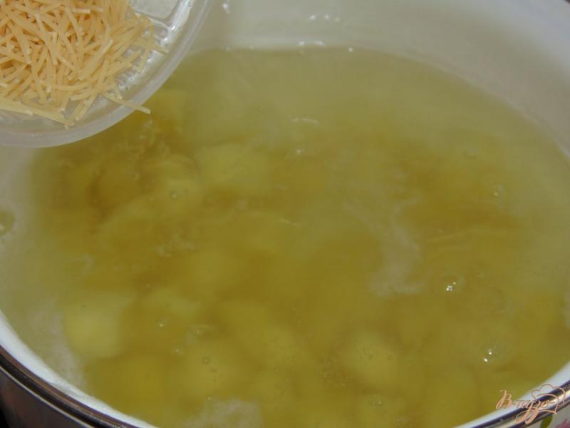 Фото приготовление рецепта: Суп с фрикадельками, вермишелью и копчеными куриными крыльями шаг №6