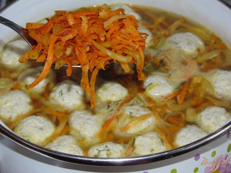 Фото приготовление рецепта: Суп с фрикадельками, вермишелью и копчеными куриными крыльями шаг №8