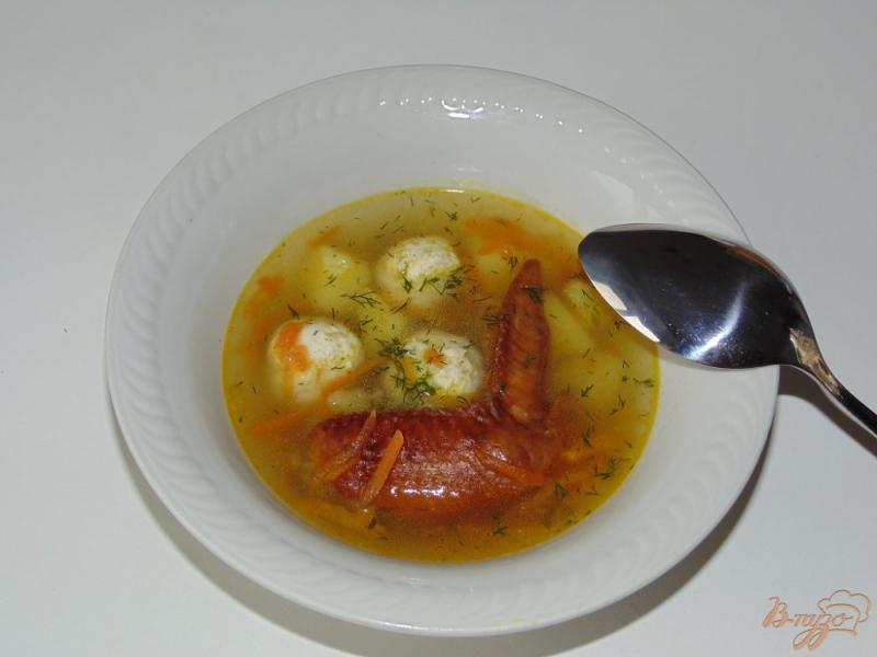Фото приготовление рецепта: Суп с фрикадельками, вермишелью и копчеными куриными крыльями шаг №9
