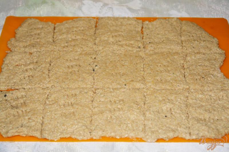 Фото приготовление рецепта: Хлебцы из полбовой муки с отрубями шаг №6