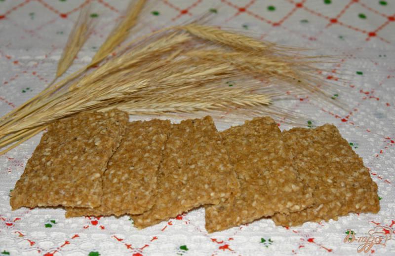 Фото приготовление рецепта: Хлебцы из полбовой муки с отрубями шаг №8