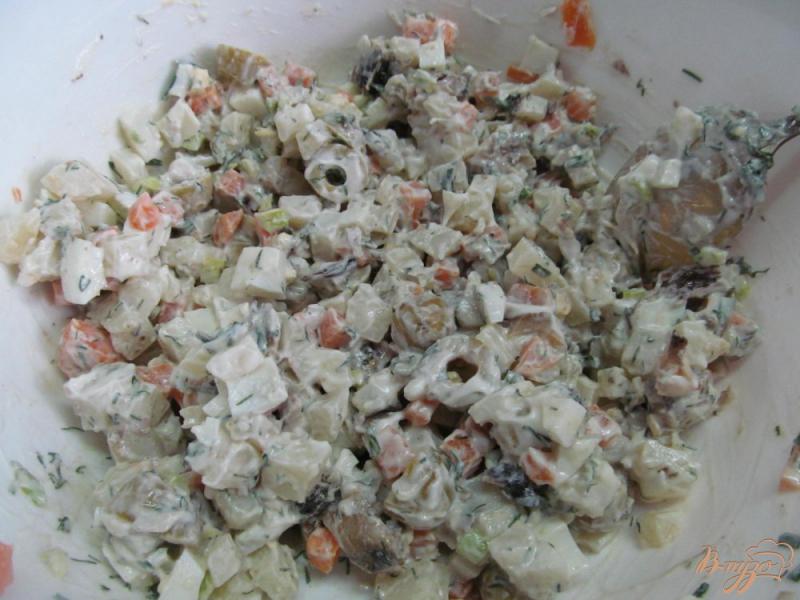 Фото приготовление рецепта: Салат со шпротами и оливками шаг №5
