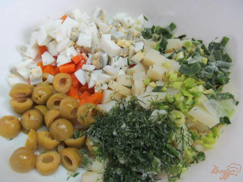 Фото приготовление рецепта: Салат со шпротами и оливками шаг №2
