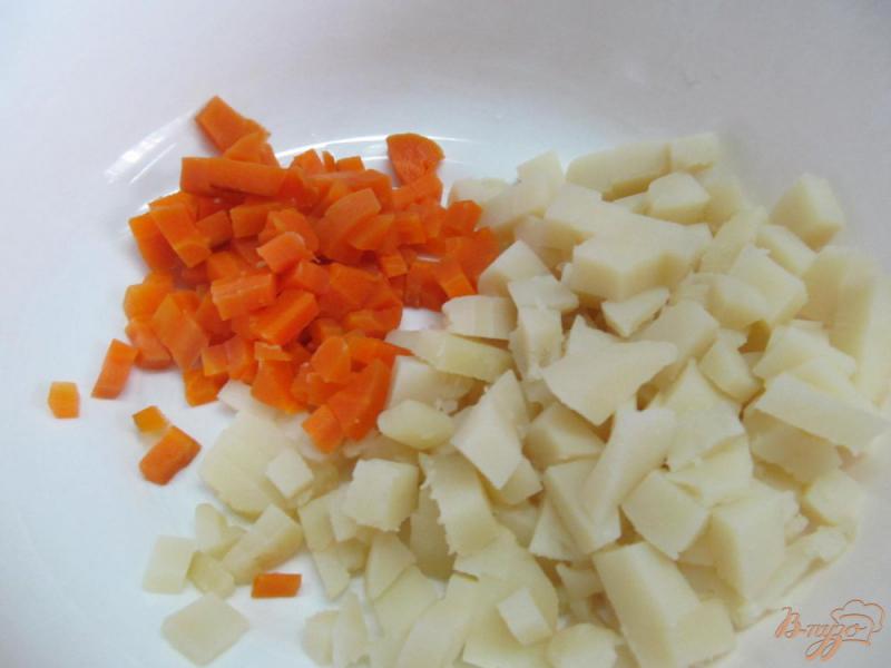 Фото приготовление рецепта: Салат со шпротами и оливками шаг №1