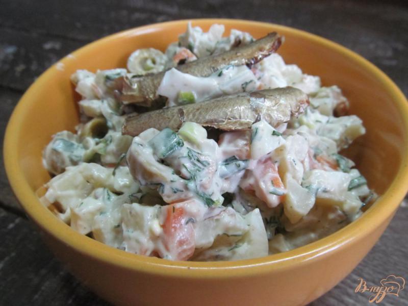 Фото приготовление рецепта: Салат со шпротами и оливками шаг №6