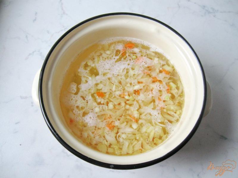 Фото приготовление рецепта: Суп с фрикадельками и лапшой шаг №3