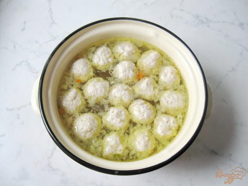 Фото приготовление рецепта: Суп с фрикадельками и лапшой шаг №4