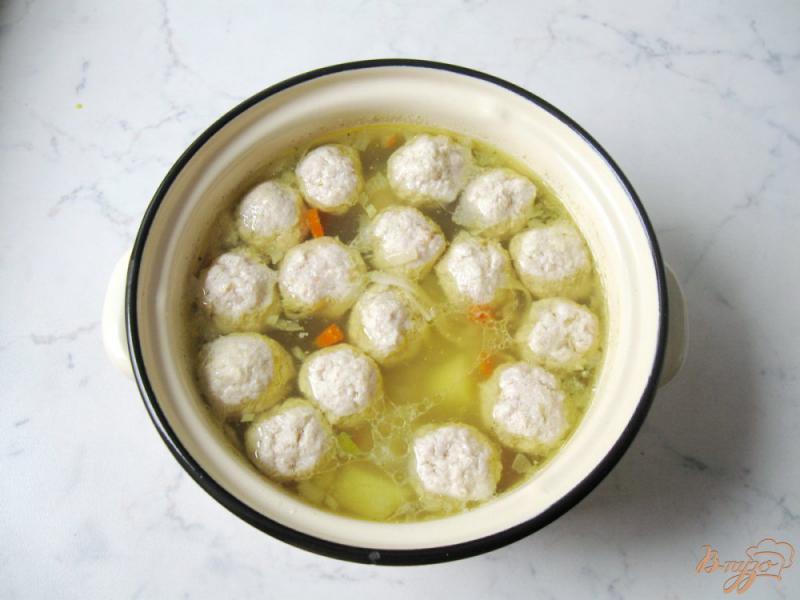 Фото приготовление рецепта: Суп с фрикадельками и лапшой шаг №6