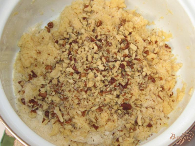 Фото приготовление рецепта: Песочное печенье с грецкими орехами шаг №5