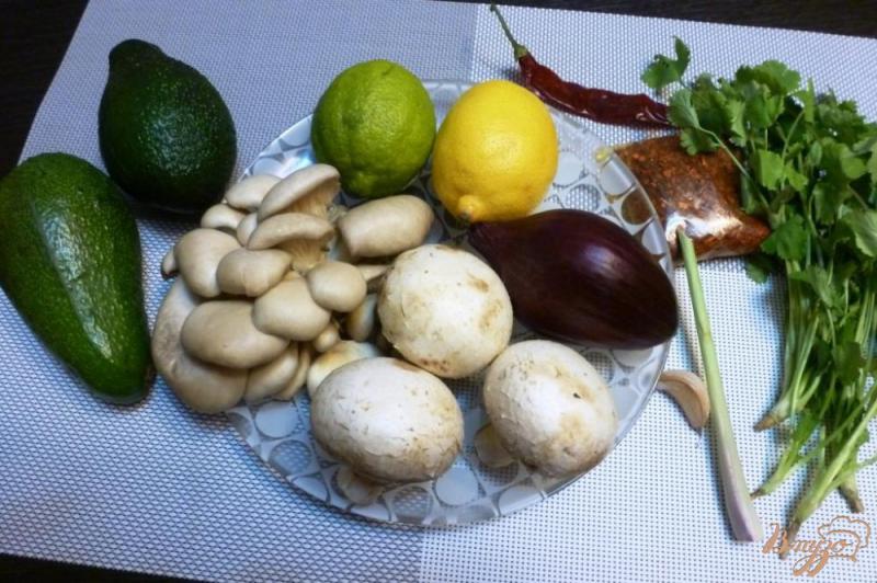 Фото приготовление рецепта: Грибная сальса в авокадо шаг №1