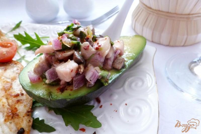 Фото приготовление рецепта: Грибная сальса в авокадо шаг №7