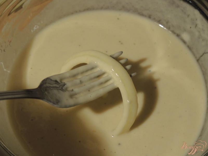 Фото приготовление рецепта: Луковые кольца в кляре с соусом шаг №4