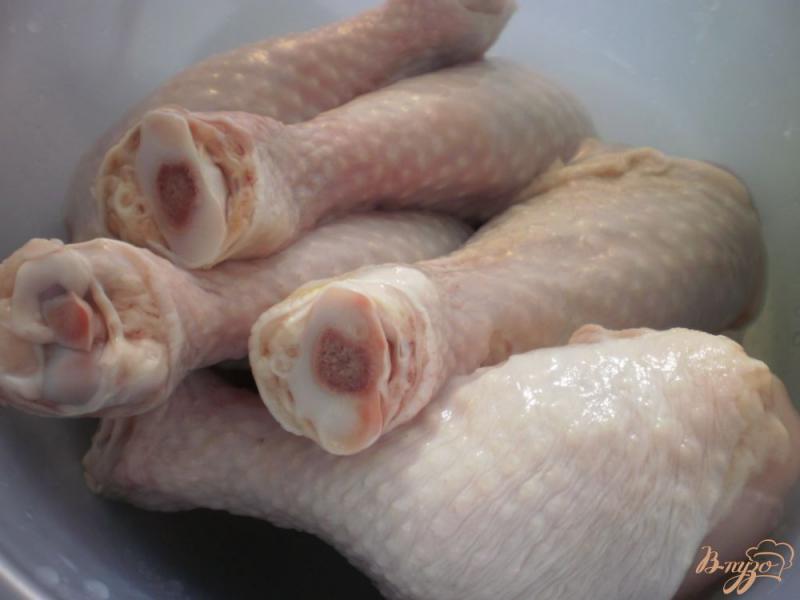 Фото приготовление рецепта: Куриные голени маринованные в сметанном соусе с лимоном шаг №2