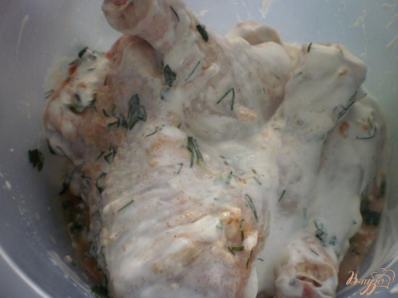 Фото приготовление рецепта: Куриные голени маринованные в сметанном соусе с лимоном шаг №3