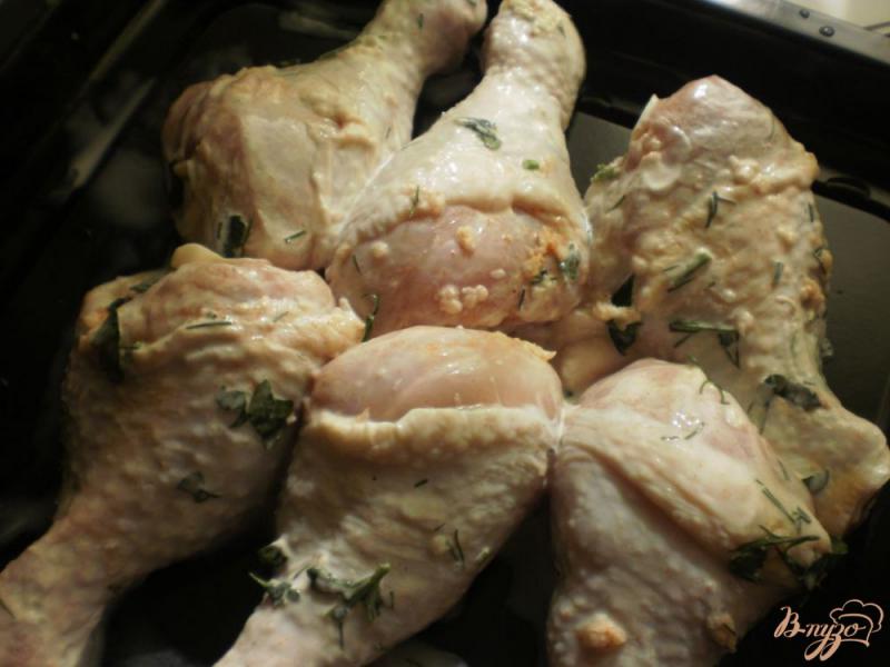 Фото приготовление рецепта: Куриные голени маринованные в сметанном соусе с лимоном шаг №4