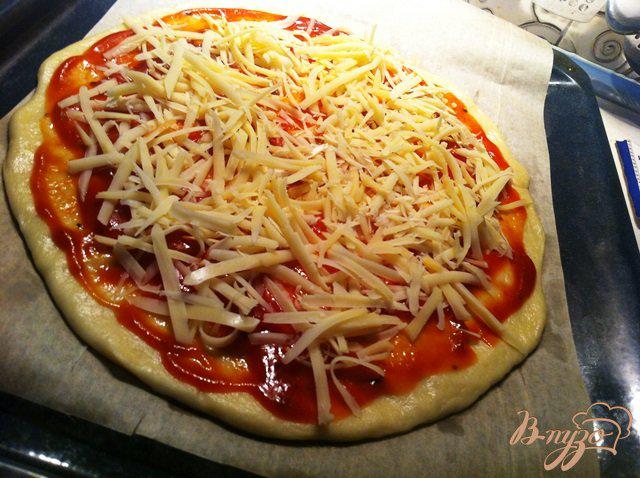 Фото приготовление рецепта: Пицца с курицей и грибами шаг №4