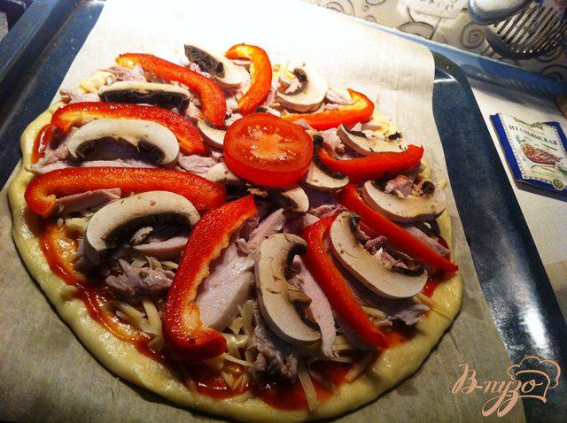 Фото приготовление рецепта: Пицца с курицей и грибами шаг №6