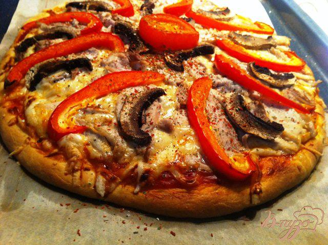Фото приготовление рецепта: Пицца с курицей и грибами шаг №7