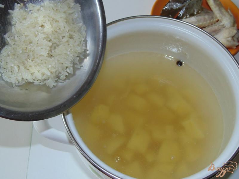 Фото приготовление рецепта: Рассольник с рисом и мясом птицы шаг №2