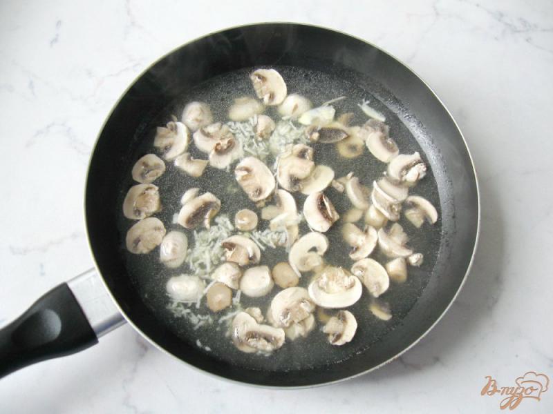Фото приготовление рецепта: Тефтели в сливочном соусе с грибами шаг №5