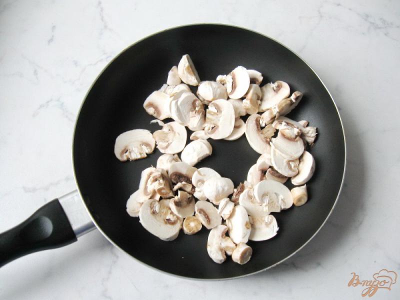 Фото приготовление рецепта: Тефтели в сливочном соусе с грибами шаг №4