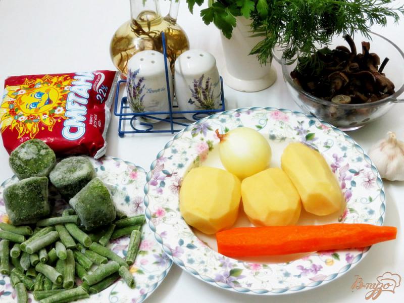 Фото приготовление рецепта: Суп с опятами, шпинатом  и спаржевой фасолью шаг №1