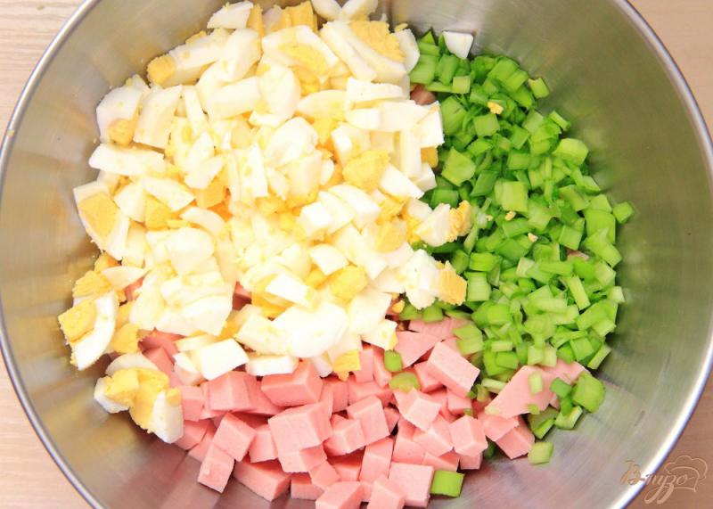 Фото приготовление рецепта: Заливной пирог с яйцами, колбасой и зеленым луком шаг №3
