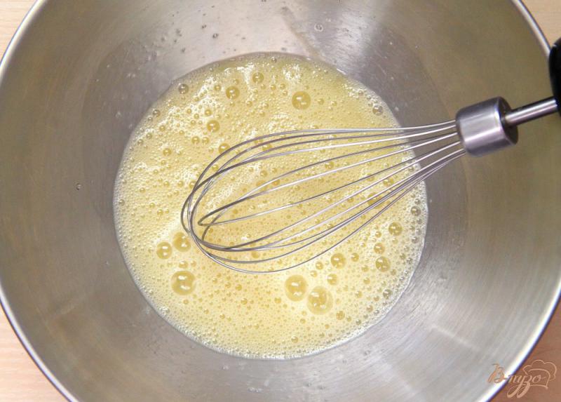 Фото приготовление рецепта: Заливной пирог с яйцами, колбасой и зеленым луком шаг №5