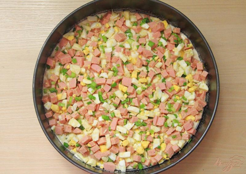 Фото приготовление рецепта: Заливной пирог с яйцами, колбасой и зеленым луком шаг №11