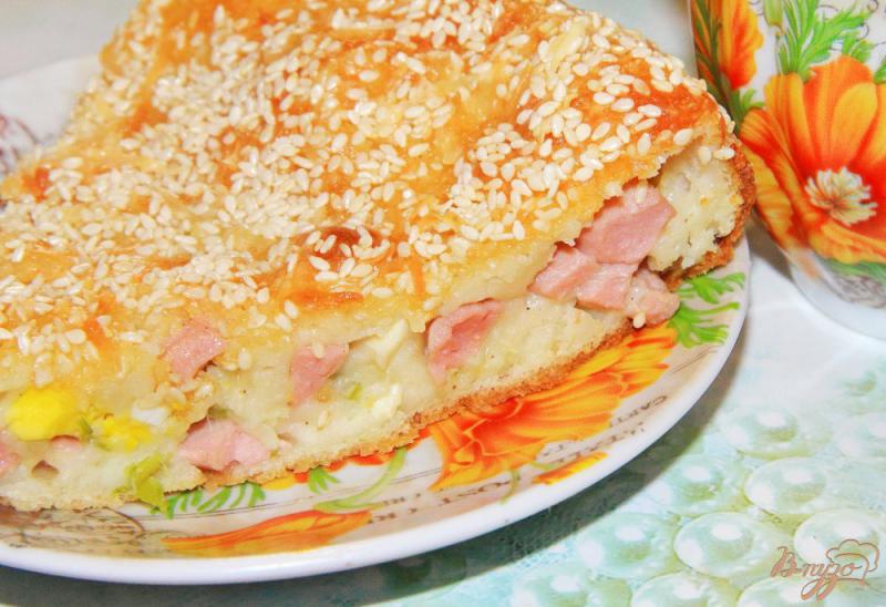 Фото приготовление рецепта: Заливной пирог с яйцами, колбасой и зеленым луком шаг №16