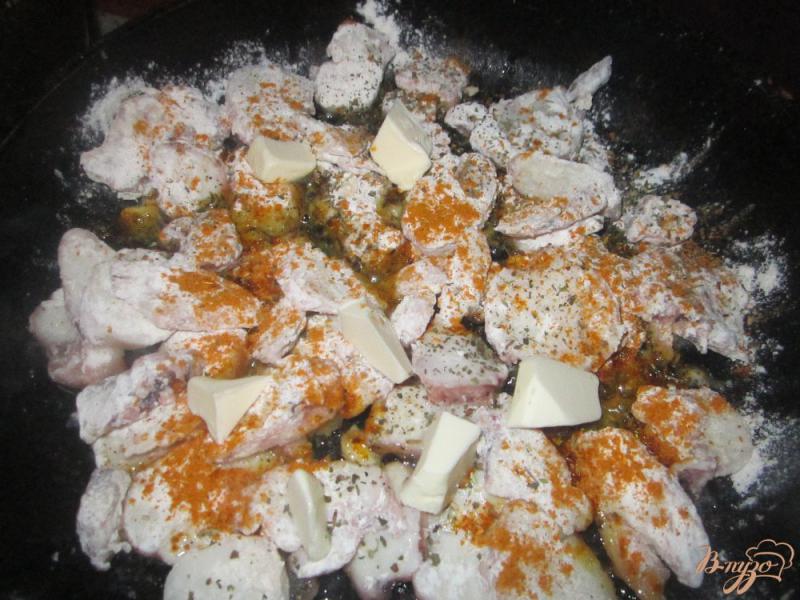 Фото приготовление рецепта: Мясо осьминога в сливочном соусе шаг №3