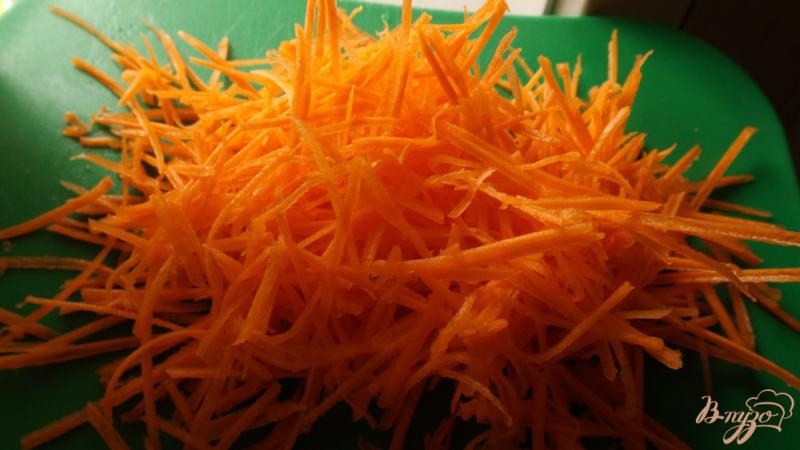 Фото приготовление рецепта: Салат из моркови с колбасой шаг №3
