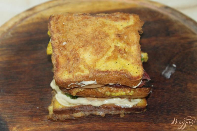 Фото приготовление рецепта: Яичный тост с колбасой, овощами и сыром шаг №7