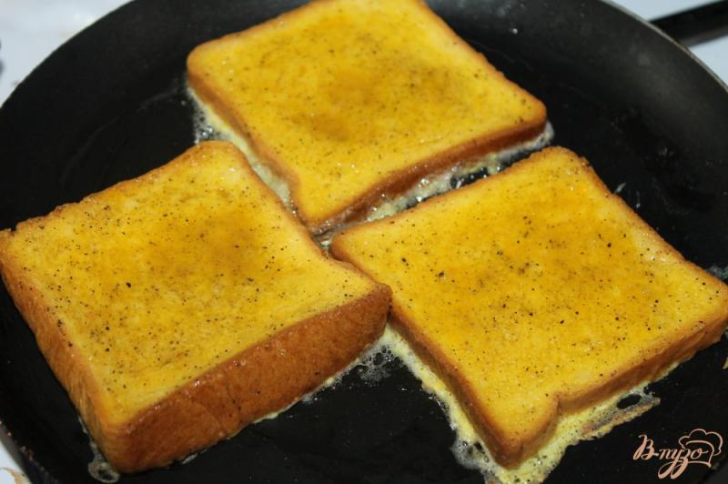 Фото приготовление рецепта: Яичный тост с колбасой, овощами и сыром шаг №4